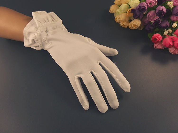 Белые короткие перчатки с рюшей